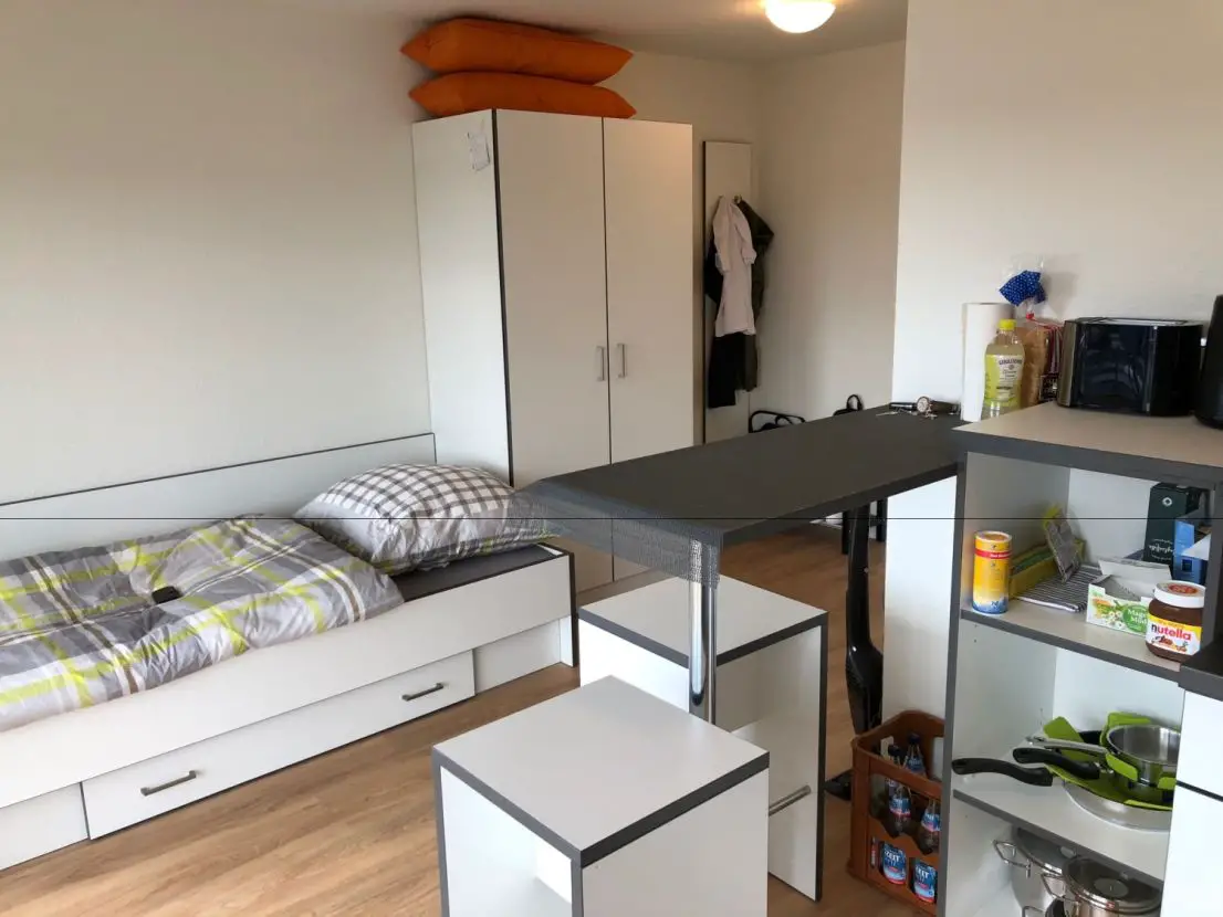 Zimmer -- Schöne 1-Zimmer-Wohnung mit Einbauküche und Dachterasse in Othmarschen, Hamburg