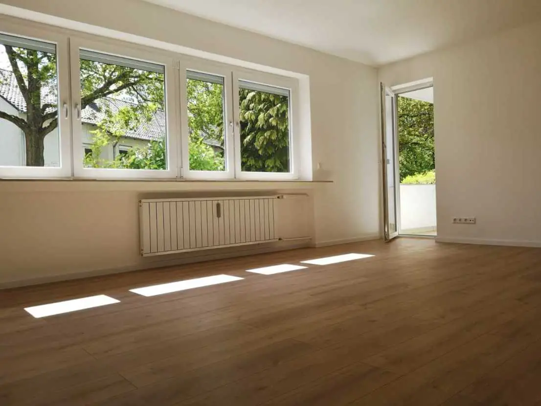 Wohnzimmer -- Erstbezug nach Sanierung mit EBK und Balkon: stilvolle 3-Zimmer-Erdgeschosswohnung in Wolfsburg