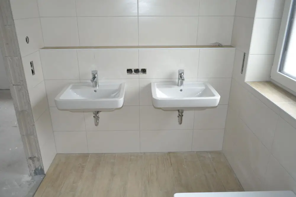Bad mit Doppelwaschbecken -- Stadtnahe Oberwohnung Kfw. 40 Neubau, in geringer Entfernung zu Oldenburg, zu verkaufen