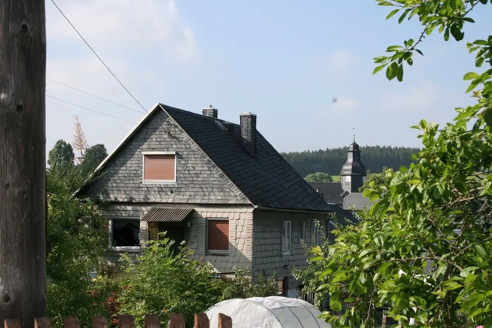 Hausansicht -- Freistehendes Einfamilienhaus - Bad Lobenstein OT