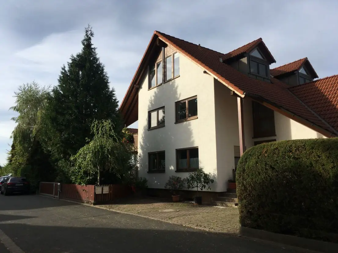 Außenansicht -- Vollständig renovierte 2,5-Zimmer-DG-Wohnung mit Balkon in Erlangen-Dechsendorf