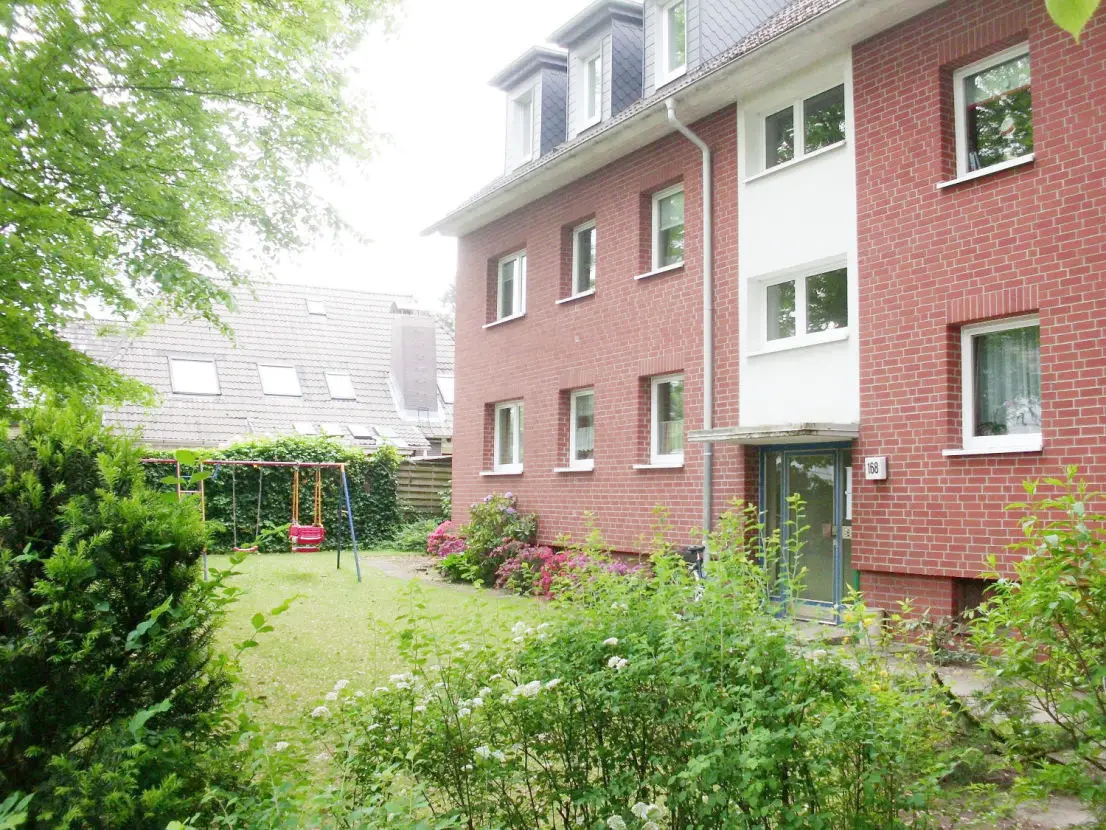 Hausansicht -- Charmante 2-Zi.-Wohnung (ca. 51 m²) mit Balkon im Hamburger Stadtteil Rahlstedt-Oldenfelde.