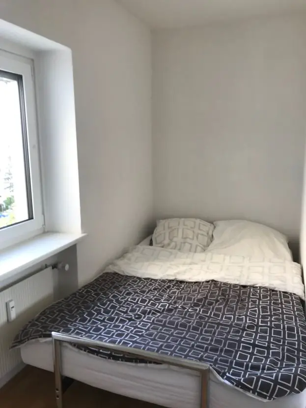 Schlafzimmer -- Attraktive 1,5-Zimmer-Wohnung mit Balkon und EBK in Nürnberg-Mögeldorf