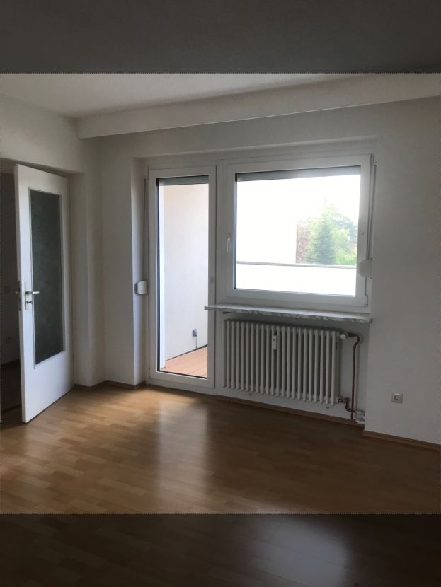 Wohnzimmer mit Balkon -- Attraktive 1,5-Zimmer-Wohnung mit Balkon und EBK in Nürnberg-Mögeldorf