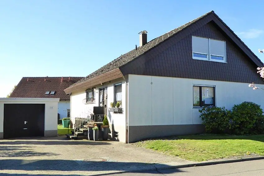 Hauseingang in Garagennähe -- Willkommen Zuhause! Familienparadies in guter Wohnlage