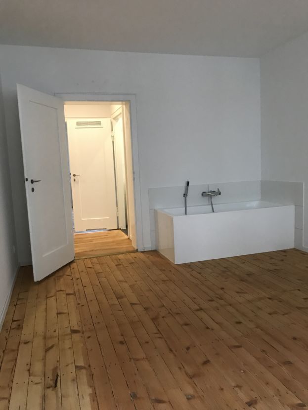 Schlafzimmer mit Badewanne -- Altbaucharme! Liebevoll renovierte 3-Zi-Wohnung im trendigen Lehenviertel mit großem Balkon
