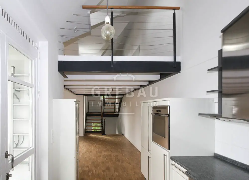 Küche mit Galerie -- Galeriewohnung mit Dachterrasse und Kamin fußläufig zum Blankeneser Zentrum