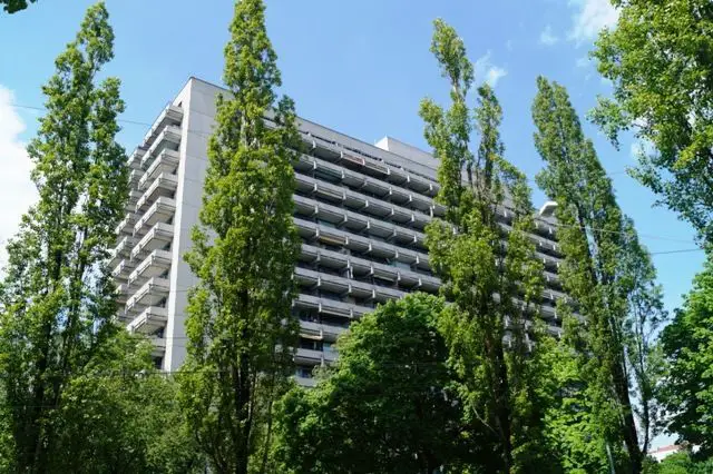 Gebäudeansicht -- living smart - Erbpacht - Freundliches 1-Zimmer-Appartement mit Balkon und neuer Einbauküche