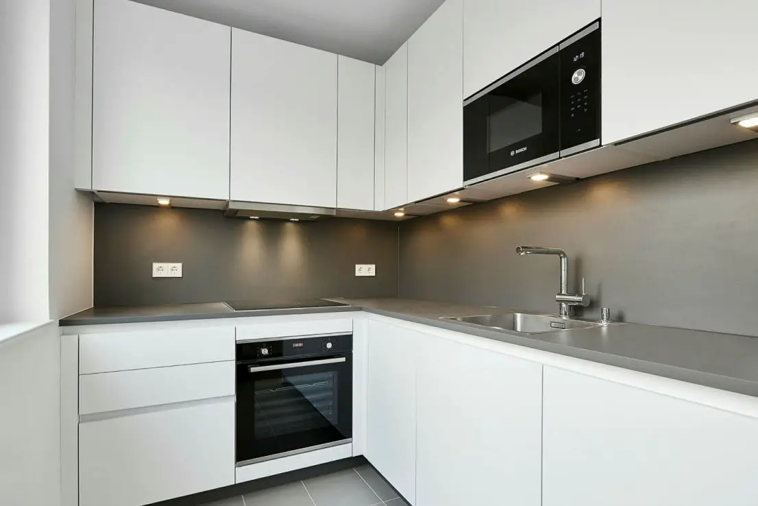 Küche (Musterbild) -- umfassend modernisierte Wohnung mit Einbauküche, Duschbad und Parkett 