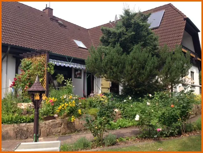 Ansicht aus dem Garten -- Gepflegtes, attraktives Zwei-Familien-Wohnhaus mit Doppelgarage in ruhiger Ortslage von Modlos