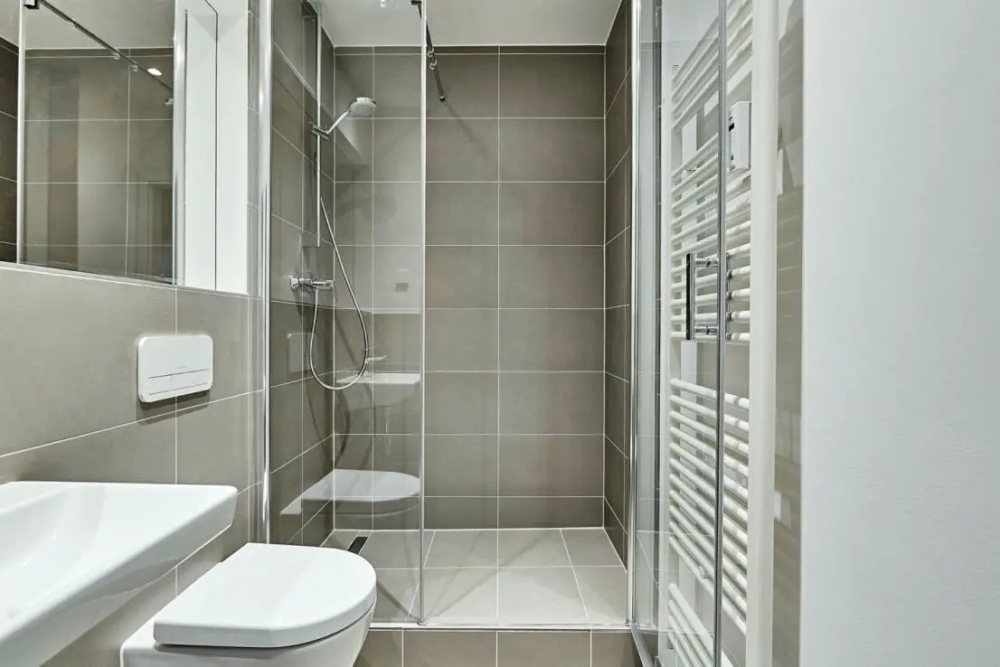 Badezimmer (Musterbild) -- umfassend modernisierte Wohnung mit Einbauküche, Balkon und Duschbad