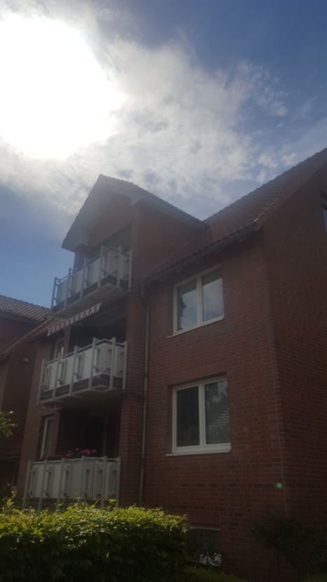 Hausansicht -- Gepflegte 3,5-Zimmer-Dachgeschosswohnung mit Balkon und Einbauküche in Neuruppin