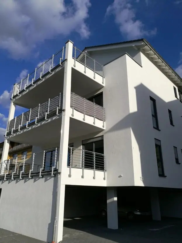 Hausansicht unterer Balkon -- Erstbezug Neubau! Moderne barrierefreie 2 ZKB Whg. Terrasse in 55411 Bingen, mit Rheinblick