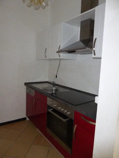 Kleine Küche -- Hübsche Single-Wohnung im Mehrfamilienhaus mit Einbauküche
