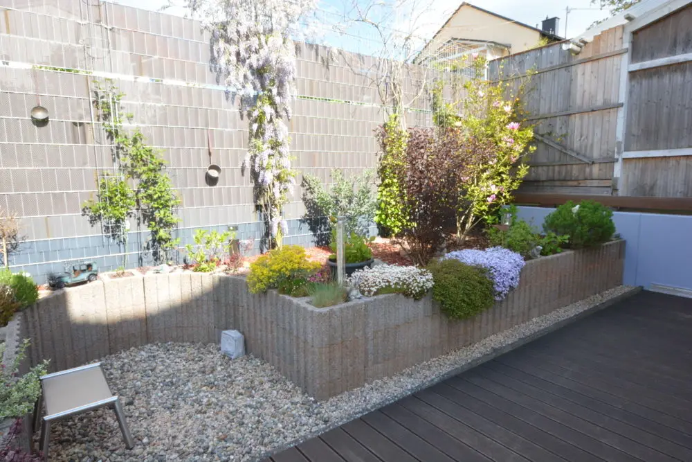 Bepflanzung -- Charmantes Reihenendhaus/ Terrasse/ zwei Balkone/ Garage