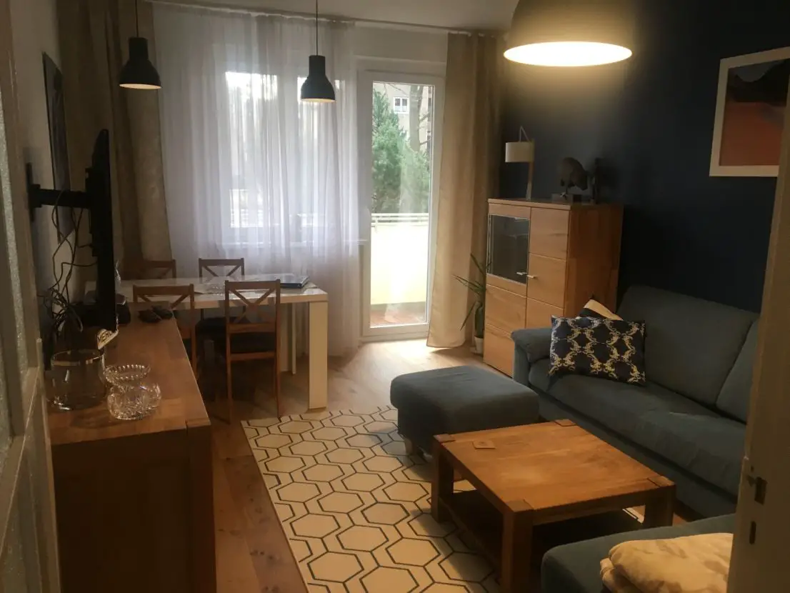 Wohnzimmer -- Renovierte, voll möblierte Wohnung in Charlottenburg verfügbar