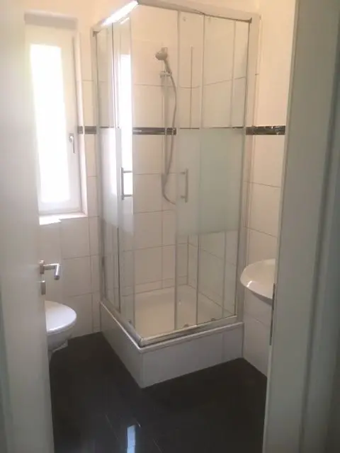 Badezimmer -- Erstbezug nach Sanierung: exklusive 3-Zimmer-DG-Wohnung mit EBK in Mainz
