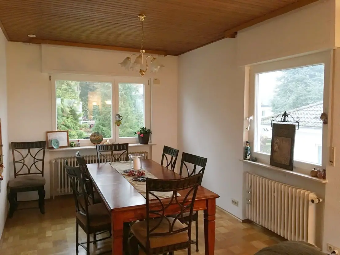 Esszimmer -- * Traumhaftes WOHNEN * Freistehendes, renoviertes Einfamilienhaus mit viel Platz in Niedernhausen!