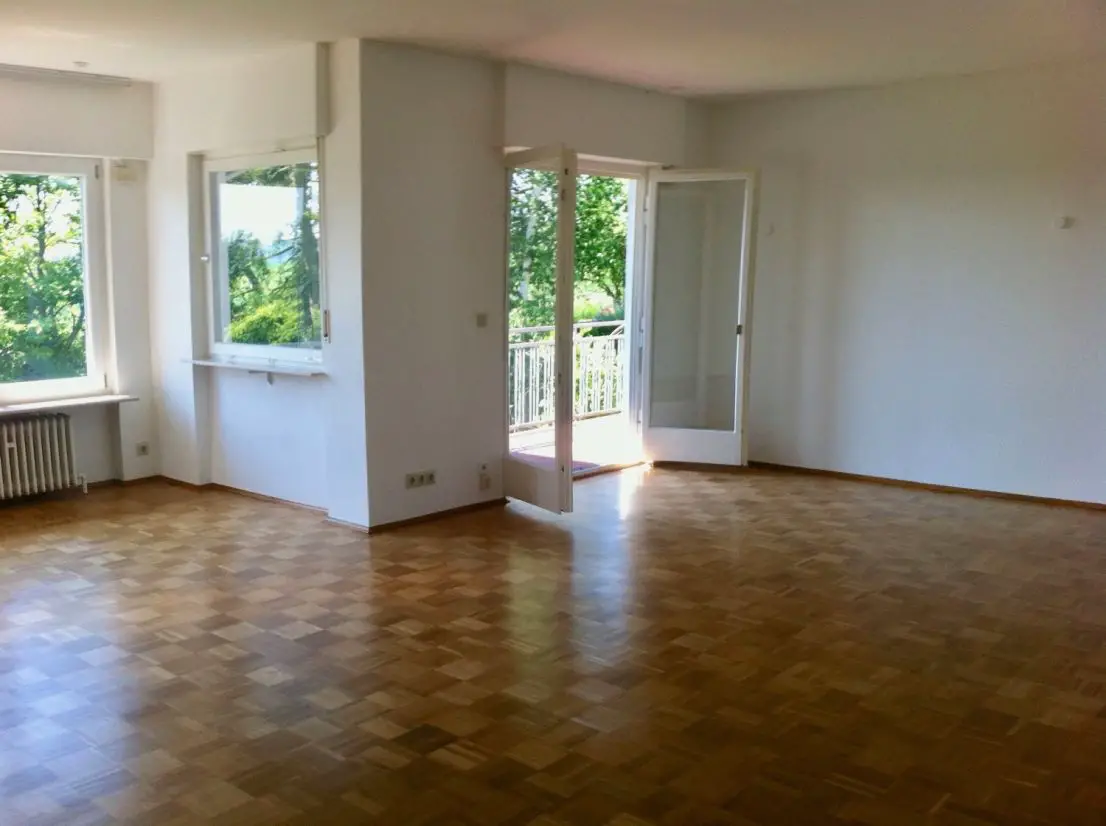 Wohnzimmer -- * Traumhaftes WOHNEN * Freistehendes, renoviertes Einfamilienhaus mit viel Platz in Niedernhausen!