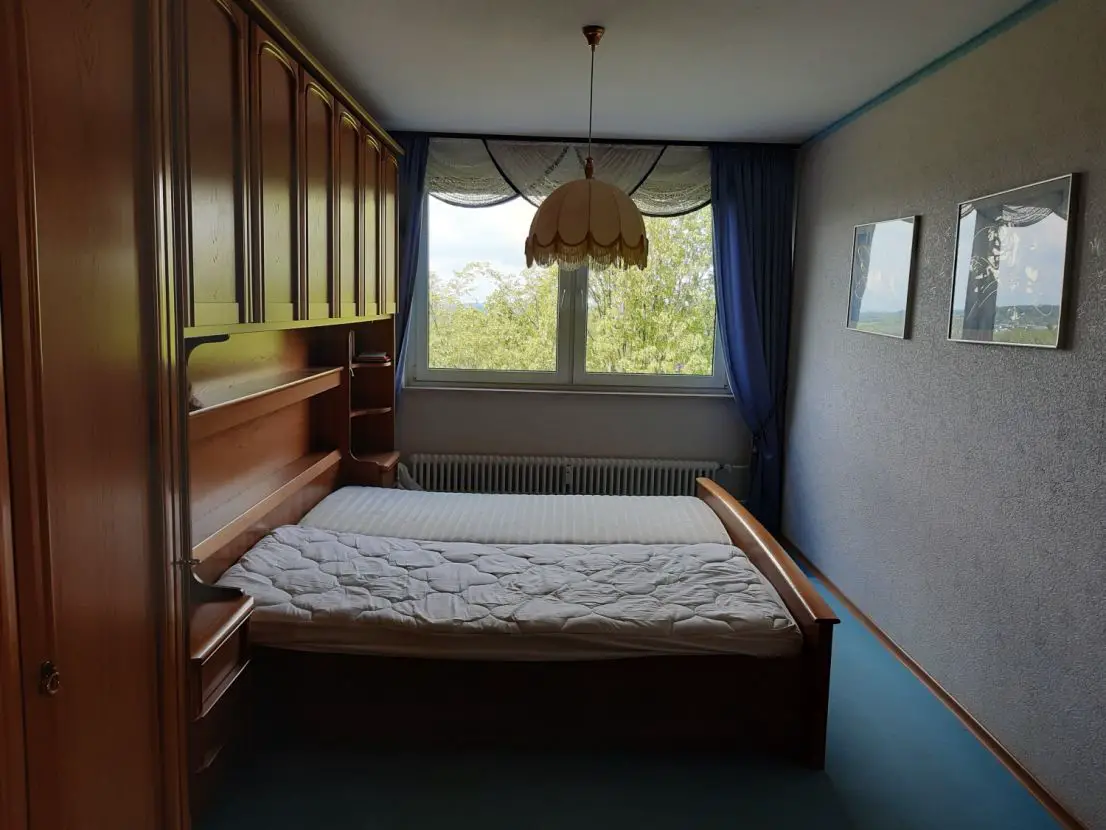 Schlafzimmer -- Stilvolle 3-Zimmer-Wohnung mit Balkon und Einbauküche in Pforzheim