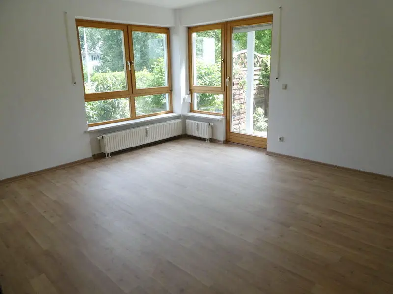 Wohnzimmer -- 08058! Singlewohnung m. kleiner Terrasse + TG-Stellplatz in Weißenborn für sofort