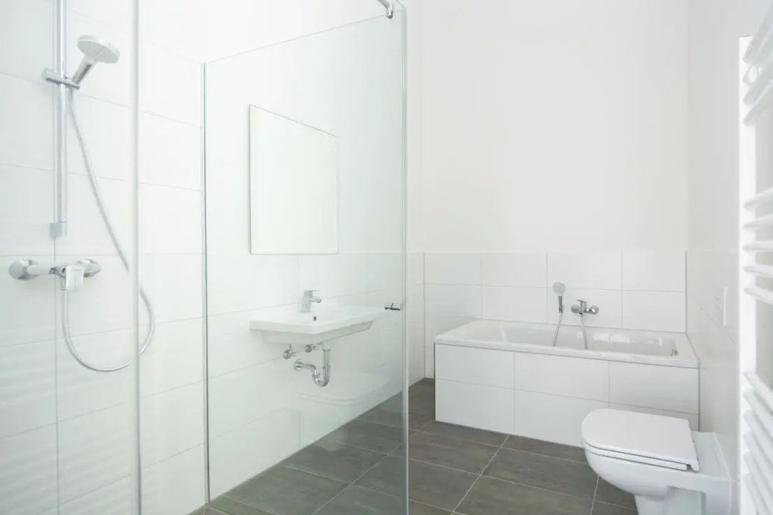 Badezimmer mit Dusche u. Wanne -- Ideal für Familien: großzügige 5-Zimmer-Neubauwohnung mit traumhafter Terrasse!