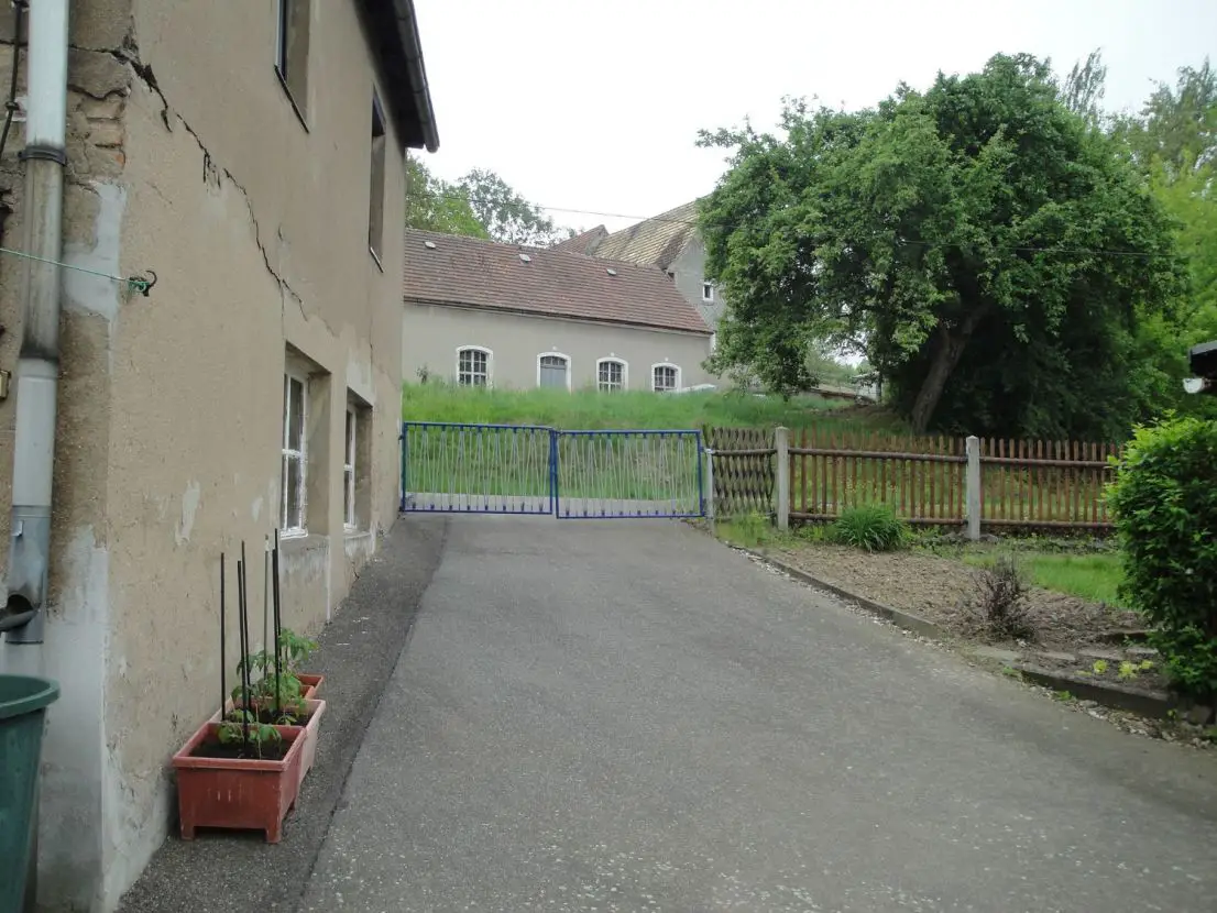 Zufahrt Grundstück -- Freistehendes Einfamilienhaus mit Nebengebäude in Gersdorf, teilsaniert