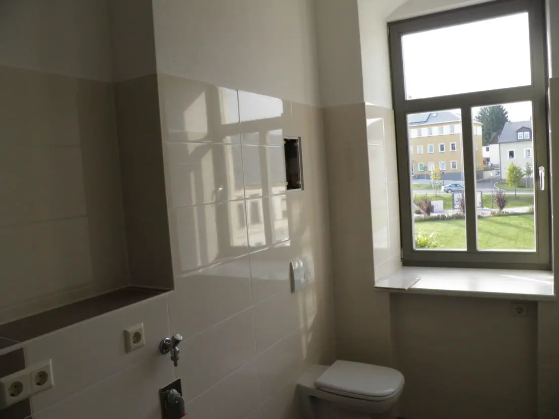 Badezimmer -- Schicke moderne 2-Raum-Wohnung im Zentrum von Lengefeld zur Vermietung