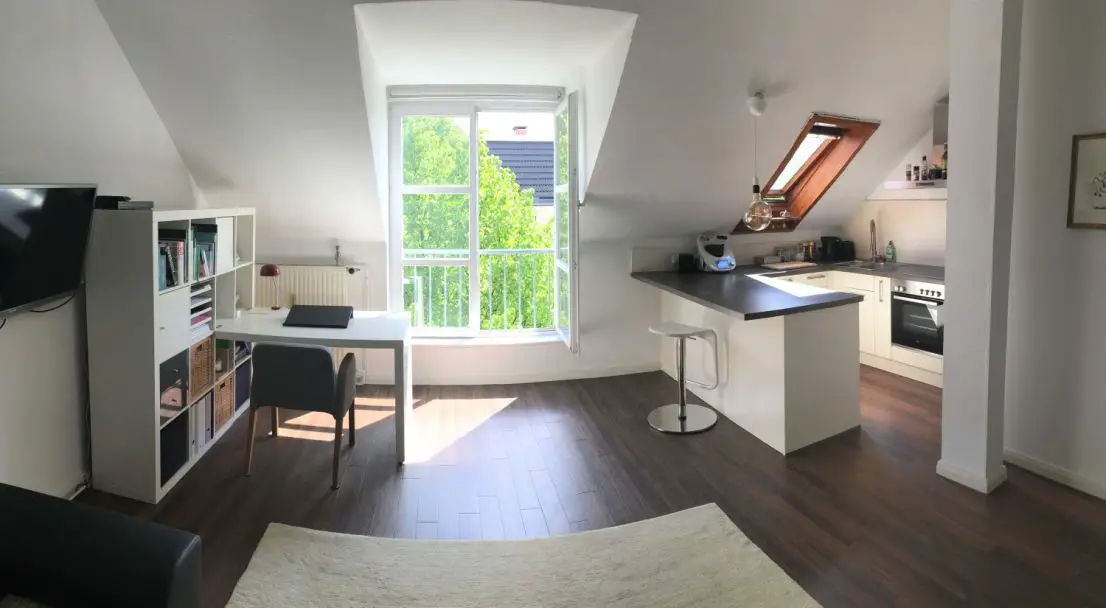 Wohnzimmer mit Küche 1 -- Moderne, spannende DG-Wohnung über 2 Ebenen in Winterhude, Hamburg (von privat)