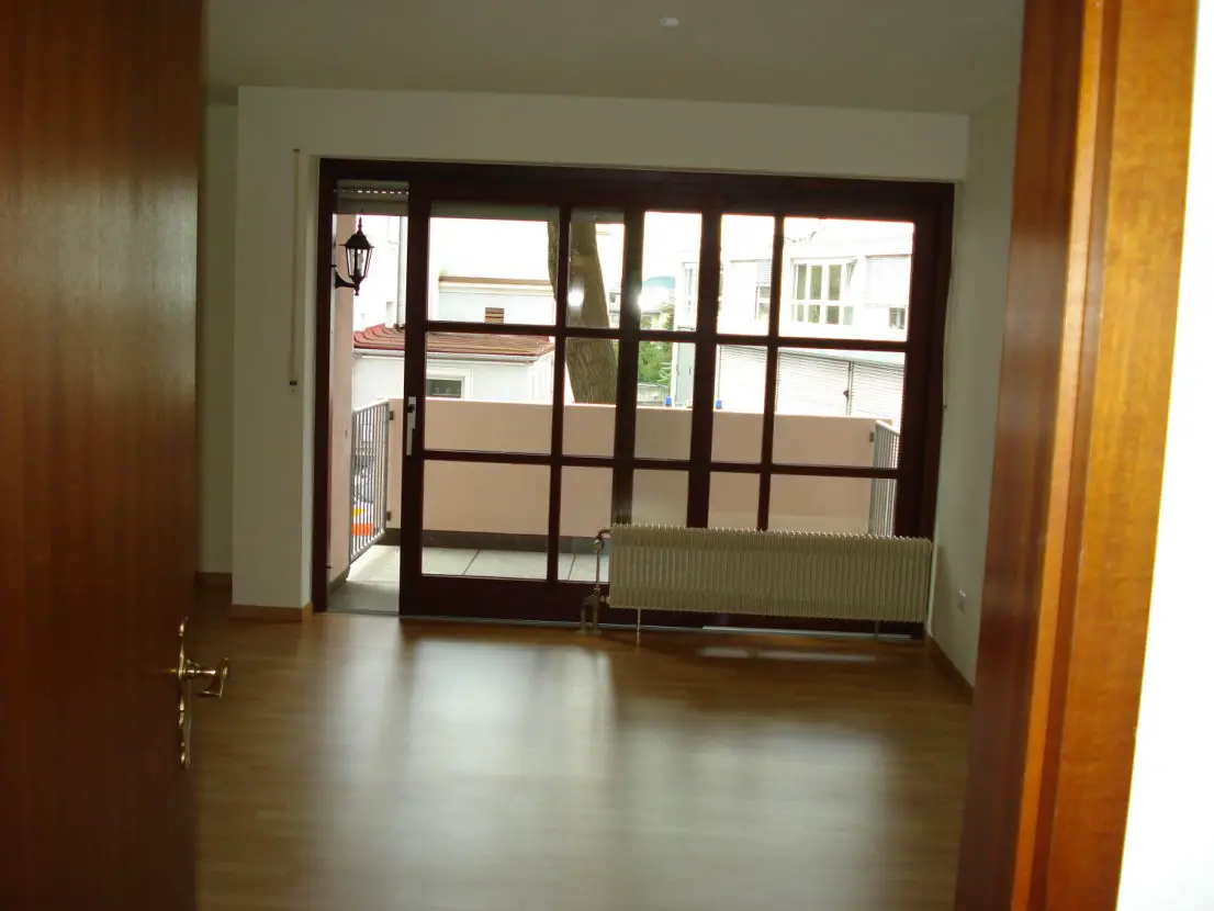 Wohnzimmer -- Kleine 2-ZW mit Balkon im unteren Frauenland!