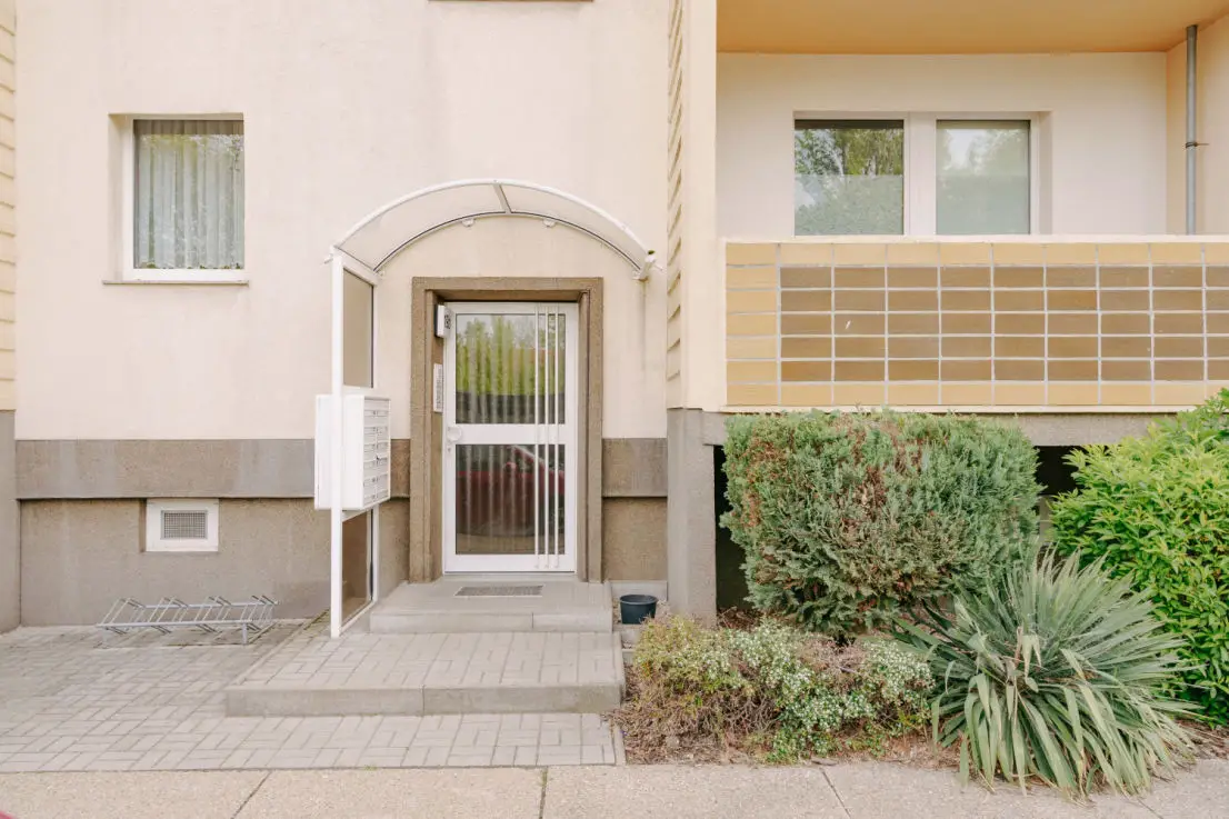 Außenansicht -- Sofort frei – gepflegte Eigentumswohnung im "grünen Rand" von Magdeburg