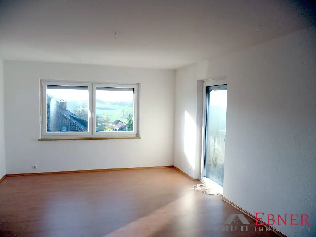 Wohnzimmer -- 3-Zimmer Mietwohnung mit herrlicher Aussicht in Deggendorf Nähe Klinikum