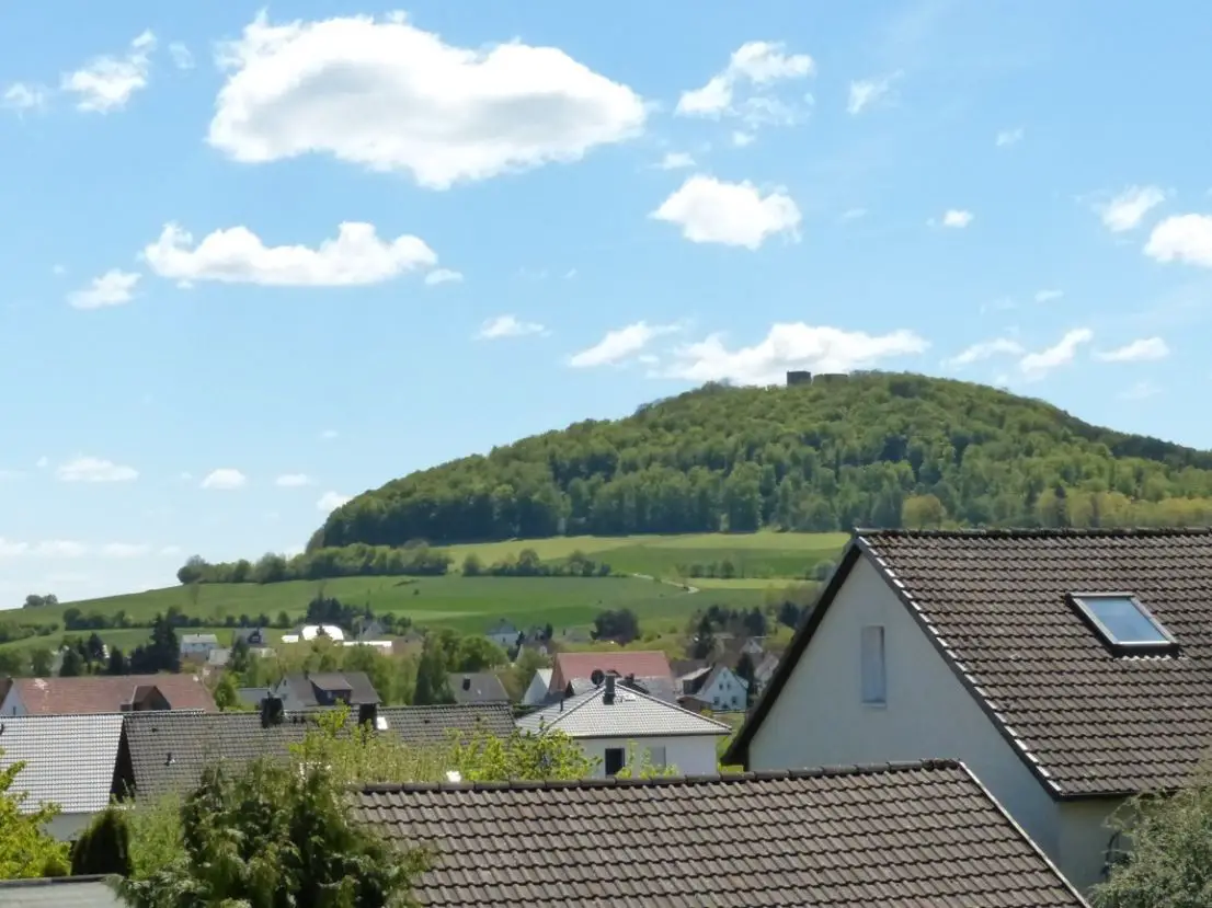 Blick zur Weidelsburg -- Großes Haus in landschaftlich reizvoller Lage von Wolfhagen – Ippinghausen