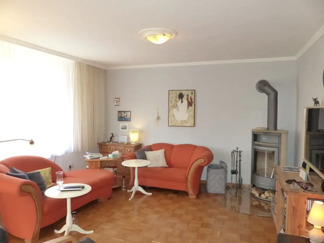 Zimmer mit Kaminofen im OG -- Großes Haus in landschaftlich reizvoller Lage von Wolfhagen – Ippinghausen