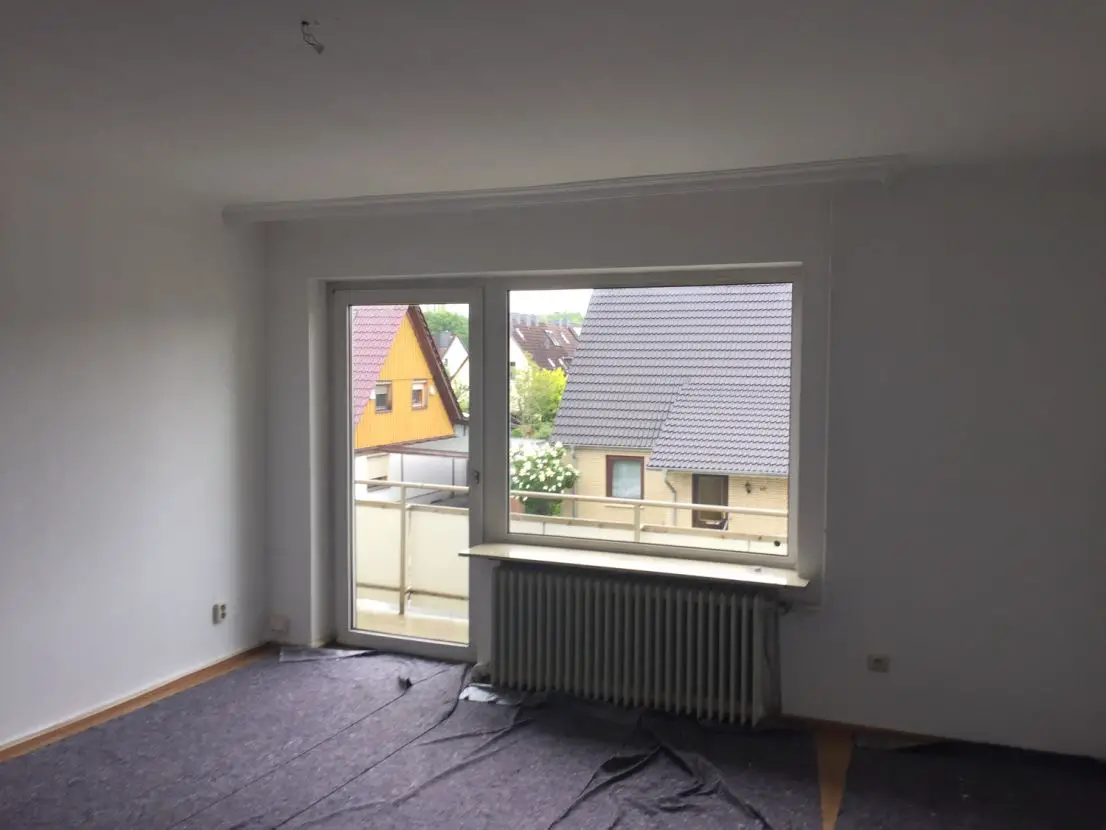 Wohnzimmer -- Modernisierte 2,5-Zimmer-Wohnung mit Balkon und Einbauküche in Pinneberg