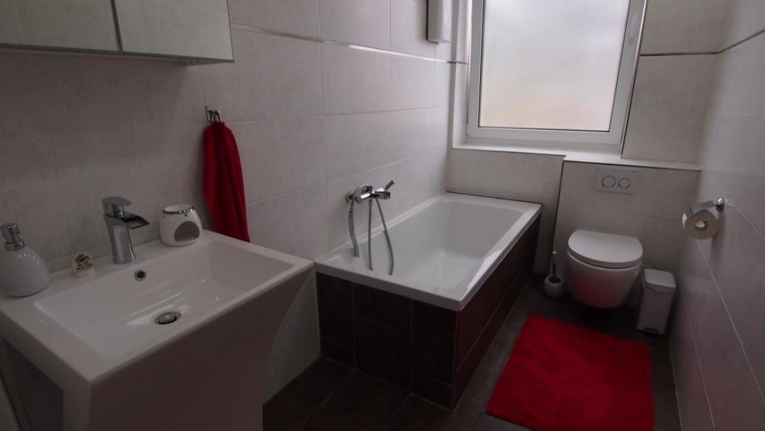 Badezimmer -- Modernisierte 2-Zimmer-Erdgeschosswohnung mit Einbauküche in Kranenburg (D)