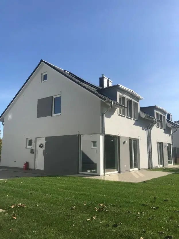 Hausansicht -- Familienfreundliche moderne Doppelhaushälfte(Neubau) in Sanitz