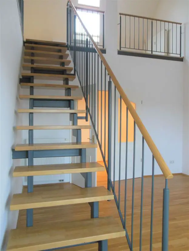 Treppe zur Galerie -- GOHLIS - Wunderschöne 3 Zi. Maisonette-Whg. mit Dachterasse, Galerie, Parkett, Bad m. Wanne, Lift 