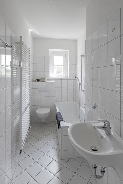 Badezimmer -- Frisch renoviert & geräumig wohnen - in ruhiger Lage