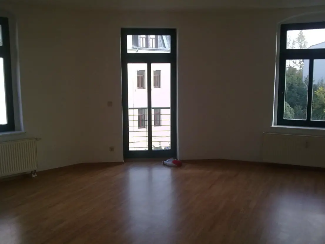 Wohnzimmer -- attraktive 3-R-Wohnung mit 2 Balkonen und Wanne in Pieschen!!!
