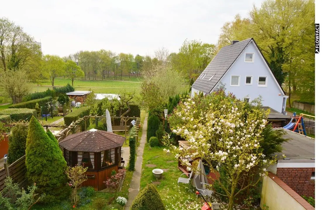 Ausblick vom Balkon -- gut geschnittene 2,5 Zimmerwohnung mit Balkon & Garten 