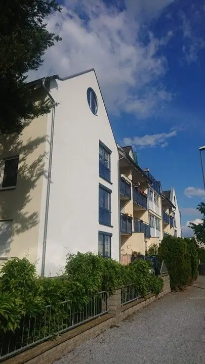 Hausansicht  -- Schöne Familienwohnung mit Balkon, Küche, G-WC und Stellplatz in Dresden-Tolkewitz!