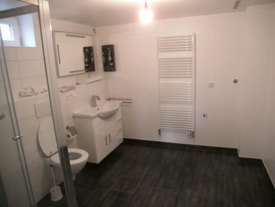 großes Badezimmer -- Helle und ruhige 2-ZKB mit Einbauküche nahe Bahnhof