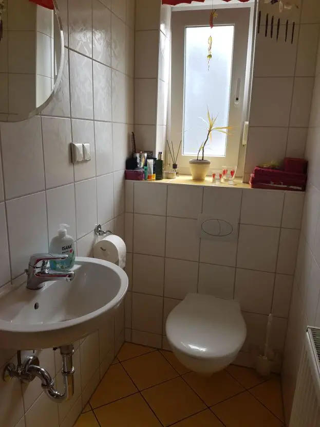 Gäste WC -- Schönes Haus mit fünf Zimmern in Kassel, Niederzwehren