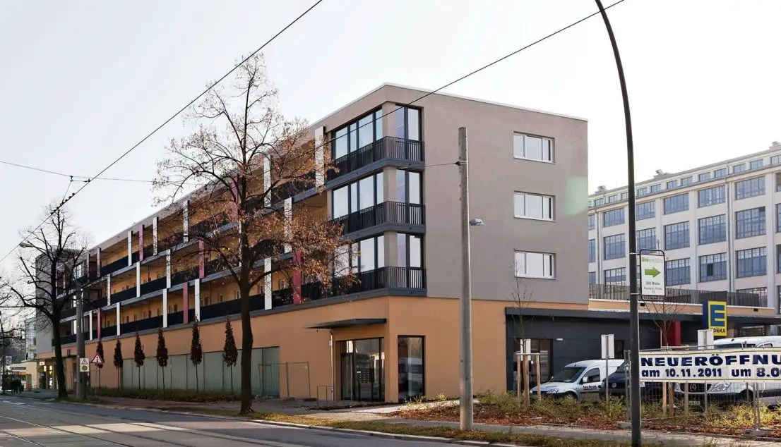 Gebäudeansicht (Straßenseite) -- Erstklassige 2-Zimmer-Wohnung mit 14 m² Südbalkon - Wanne und Dusche - Lift - Tiefgarage!