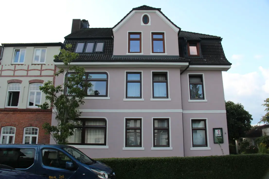 Hausansicht -- Wohnen an der Kieler Förde: Modernisierte Dachgeschosswohnung in Holtenau