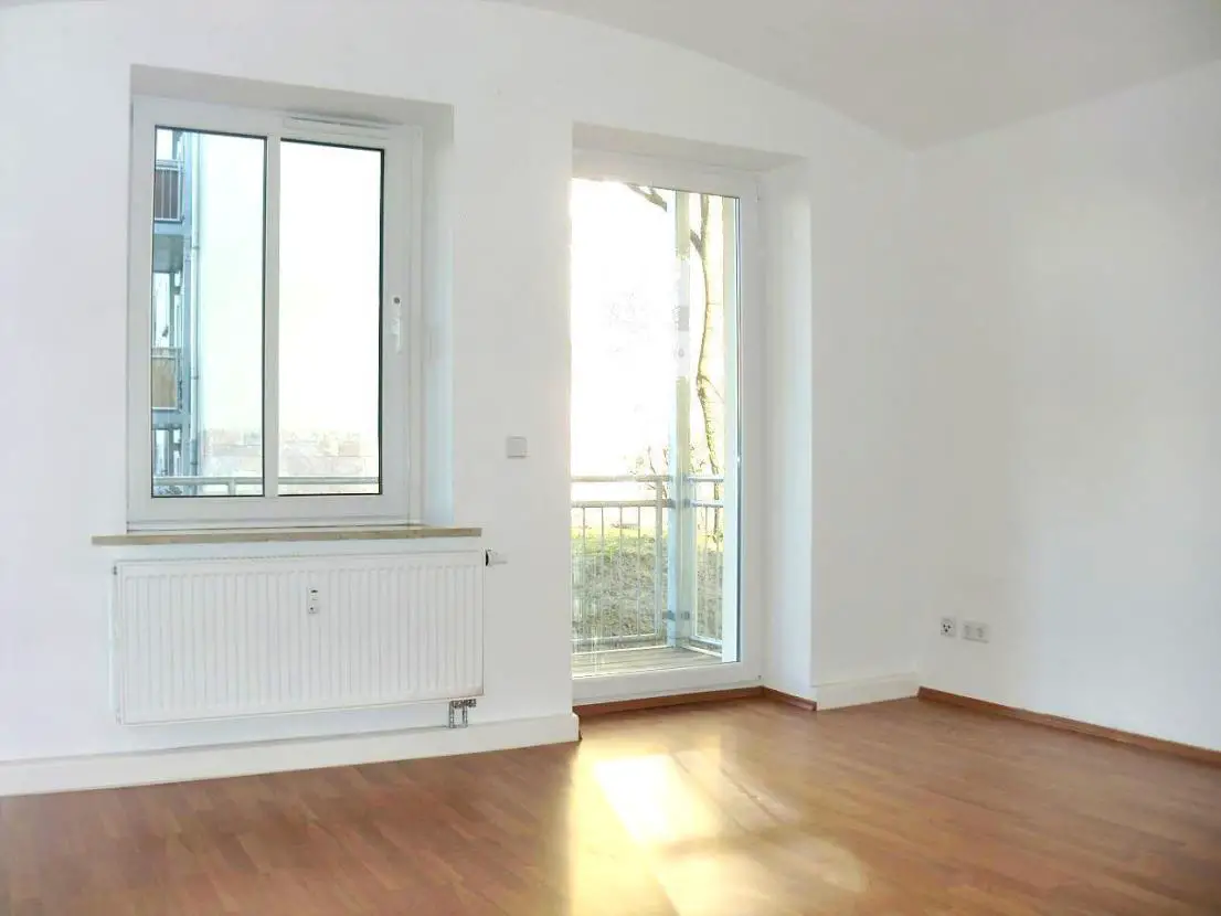 Wohnzimmer mit Balkon -- !! Citynahe 3-Raum-Wohnung mit Laminat und Balkon !!