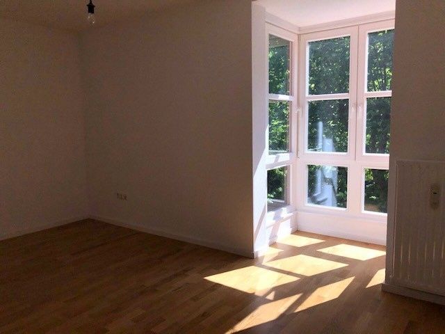 Erker -- Helle und großzügige 3,5 Zi-Wohnung mit Balkon und Blick ins grüne in bester Wohnlage Wiesbadens