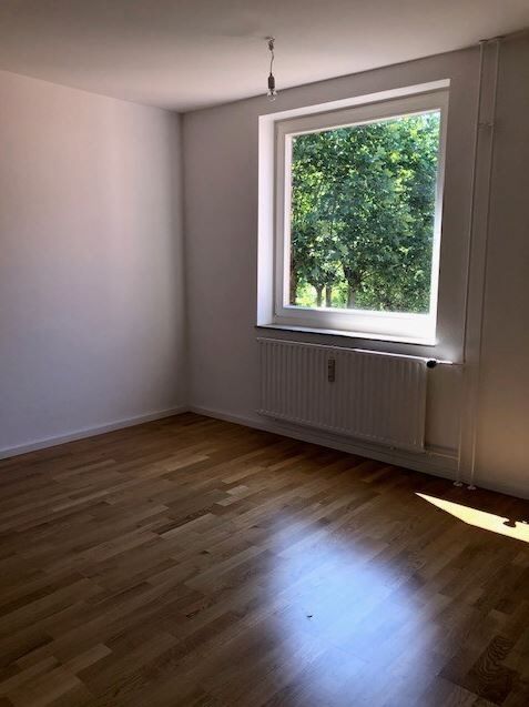 Schlafzimmer -- Helle und großzügige 3,5 Zi-Wohnung mit Balkon und Blick ins grüne in bester Wohnlage Wiesbadens