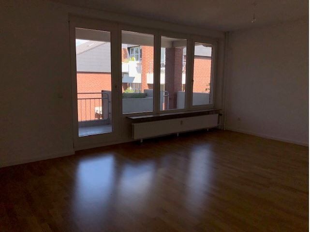 Wohnzimmer -- Helle und großzügige 3,5 Zi-Wohnung mit Balkon und Blick ins grüne in bester Wohnlage Wiesbadens